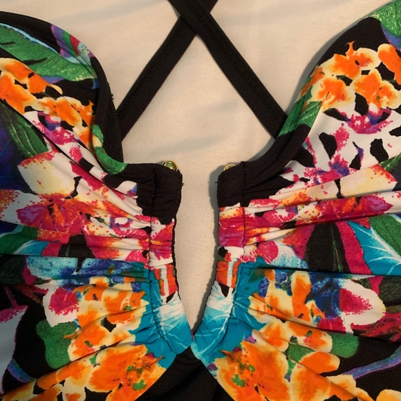 Black & Tropical Swimsuit - Picture 2 of 4